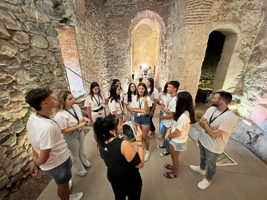 Visita a la Puerta Califal de los aspirantes a Miss Mundo y Mister International Ceuta / Daniel Hern&aacute;ndez