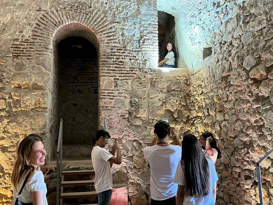 Visita a la Puerta Califal de los aspirantes a Miss Mundo y Mister International Ceuta / Daniel Hern&aacute;ndez