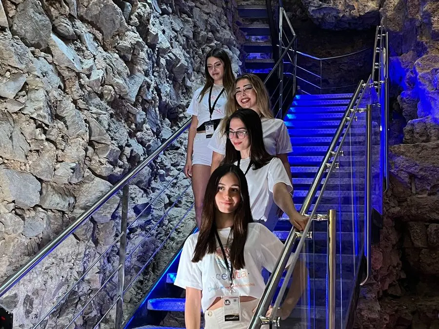 Visita a la Puerta Califal de los aspirantes a Miss Mundo y Mister International Ceuta / Daniel Hern&aacute;ndez