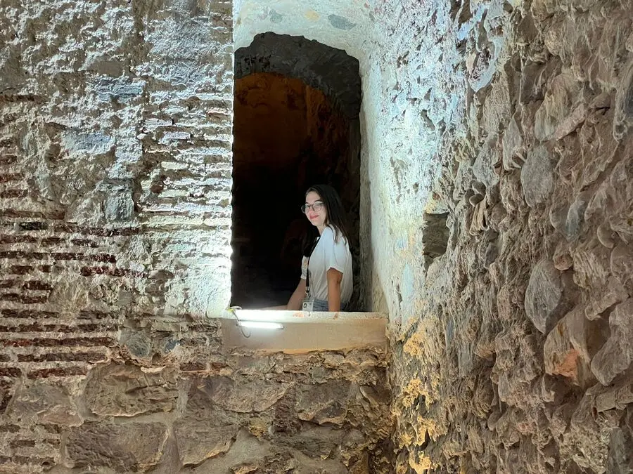 Visita a la Puerta Califal de los aspirantes a Miss Mundo y Mister International Ceuta / Daniel Hern&aacute;ndez