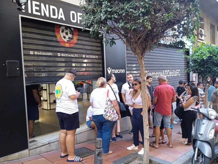 La venta de camisetas del Ceuta arranca / C&eacute;sar Mart&iacute;n