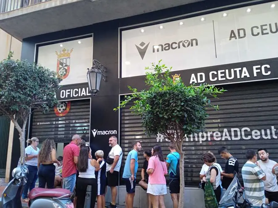 La venta de camisetas del Ceuta arranca / C&eacute;sar Mart&iacute;n