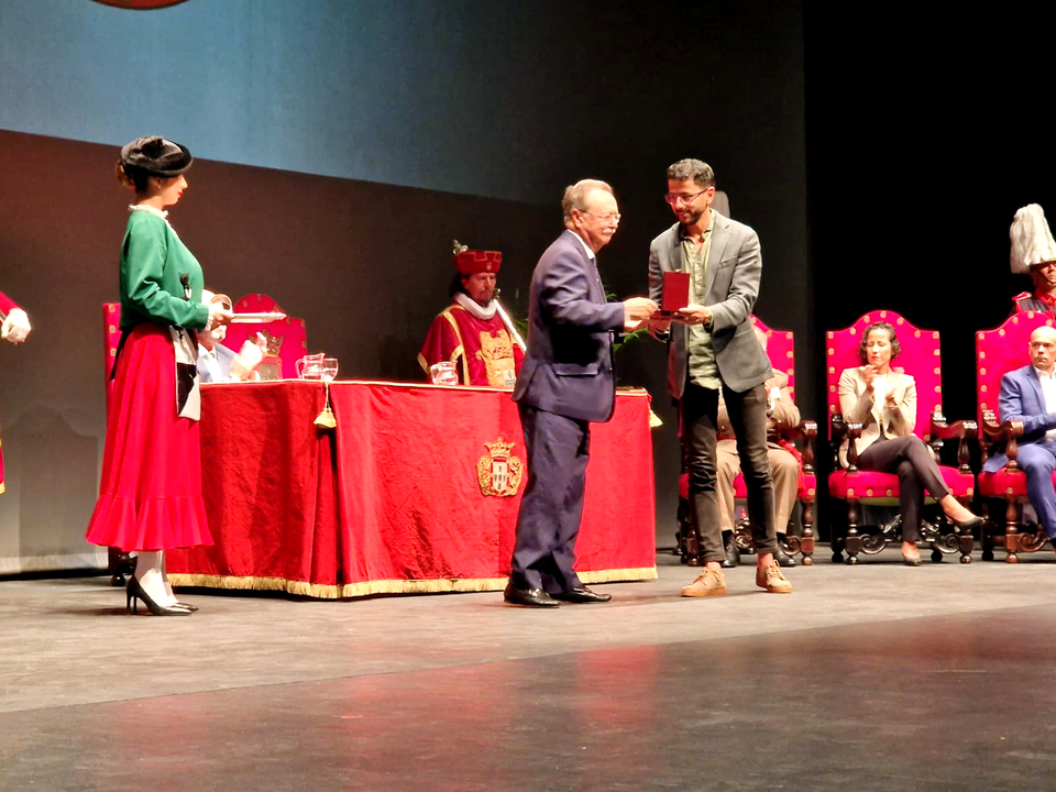 Mohamed Ben Zakour recoge la Medalla de la Autonom&iacute;a concedida a t&iacute;tulo p&oacute;stumo a su padre, Reduan Ben Zakour / Laura Ortiz