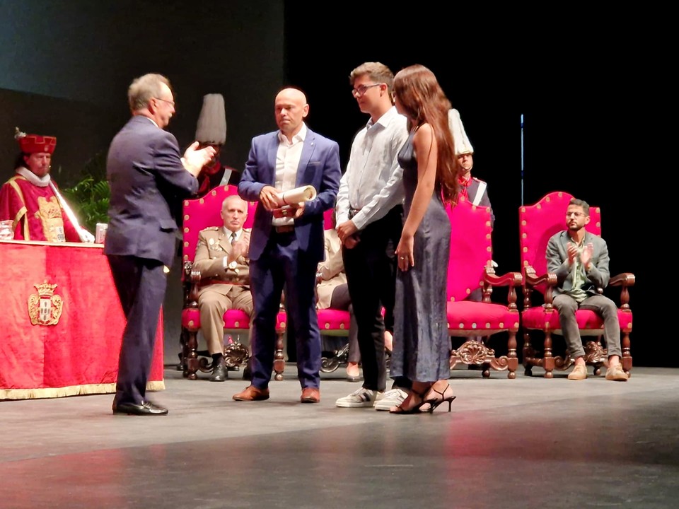 El momento en que el hermano y los hijos de Jos&eacute; Miguel Ant&uacute;nez recogen la Medalla de la Autonom&iacute;a / Laura Ortiz