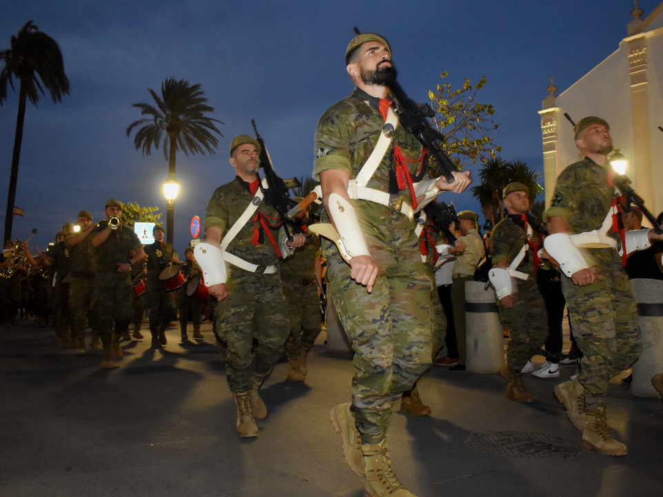 Arriado de Bandera con motivo de la Fiesta Nacional  (21)