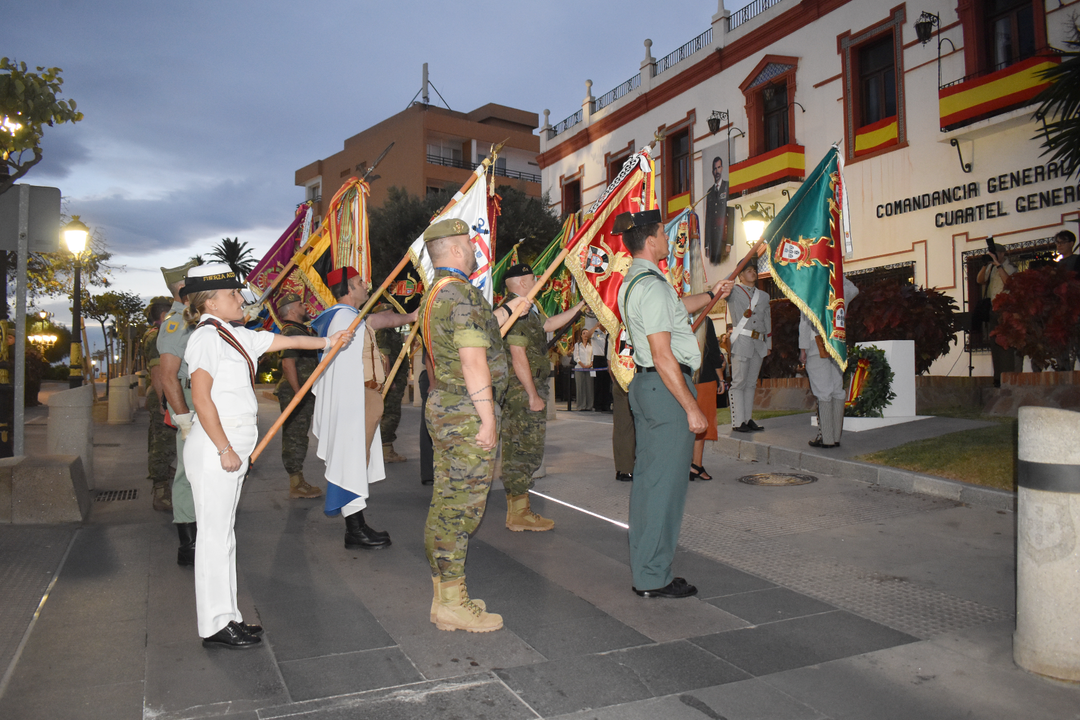 Arriado de Bandera con motivo de la Fiesta Nacional  (18)