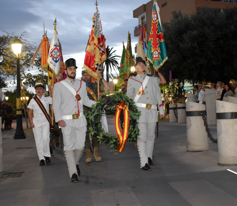 Arriado de Bandera con motivo de la Fiesta Nacional  (17)