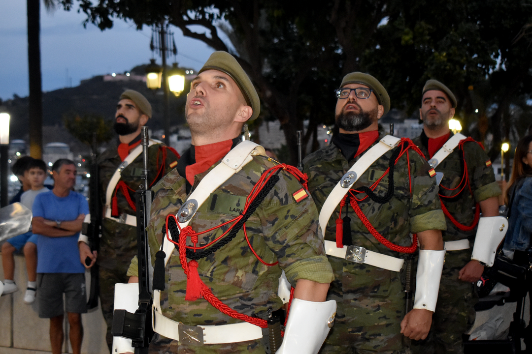 Arriado de Bandera con motivo de la Fiesta Nacional  (16)