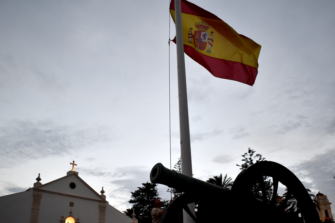 Arriado de Bandera con motivo de la Fiesta Nacional  (13)