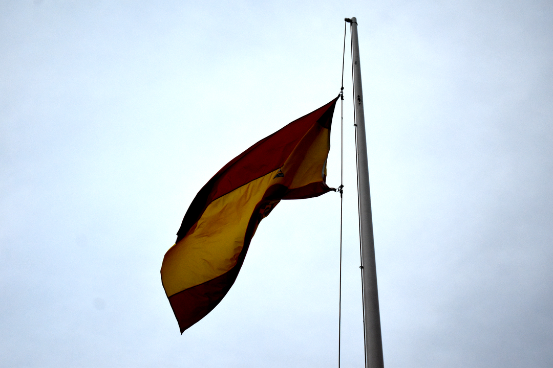Arriado de Bandera con motivo de la Fiesta Nacional  (12)