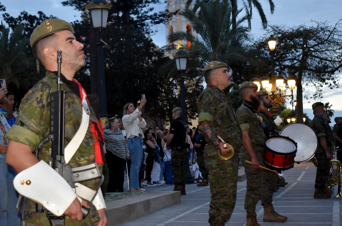 Arriado de Bandera con motivo de la Fiesta Nacional  (8)