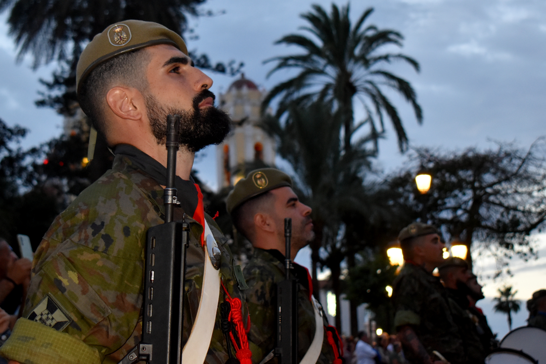 Arriado de Bandera con motivo de la Fiesta Nacional  (7)
