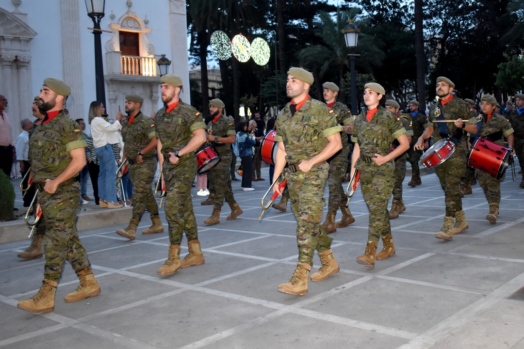 Arriado de Bandera con motivo de la Fiesta Nacional  (1)