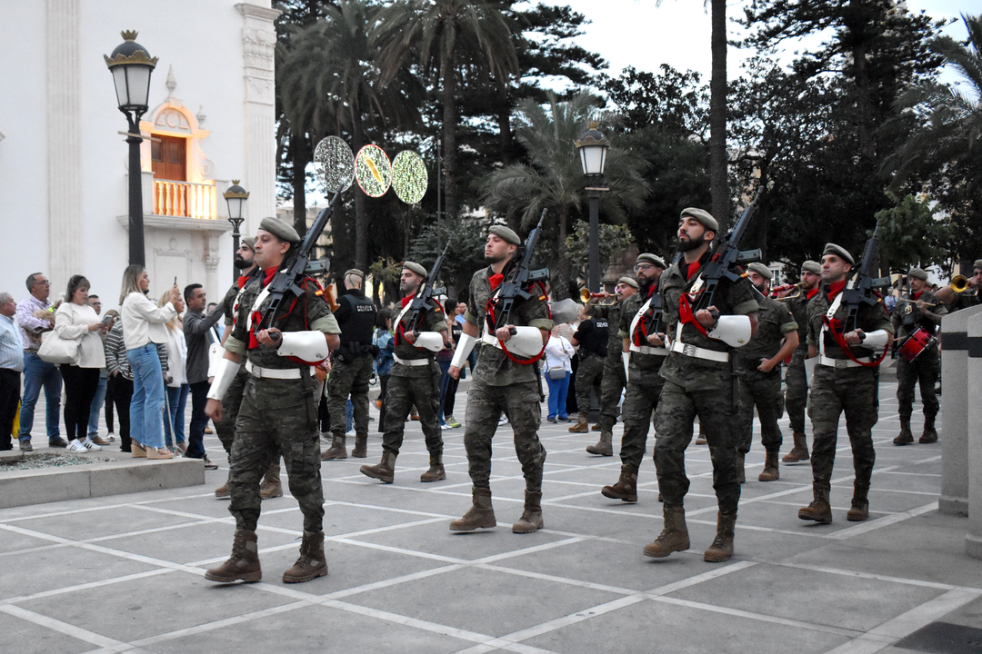 Arriado de Bandera con motivo de la Fiesta Nacional 