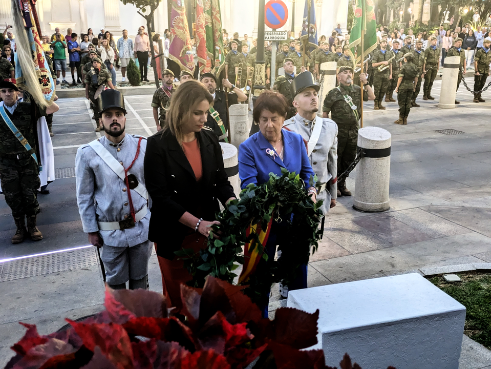 Arriado de Bandera con motivo de la Fiesta Nacional  (26)