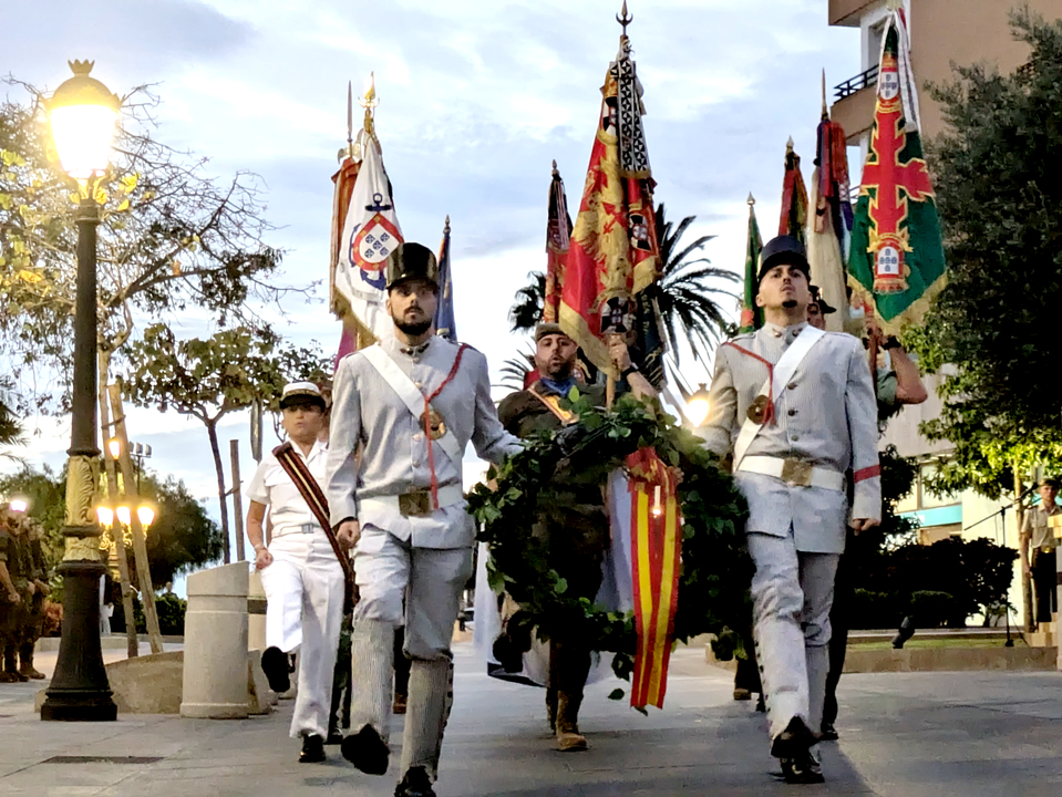 Arriado de Bandera con motivo de la Fiesta Nacional  (25)