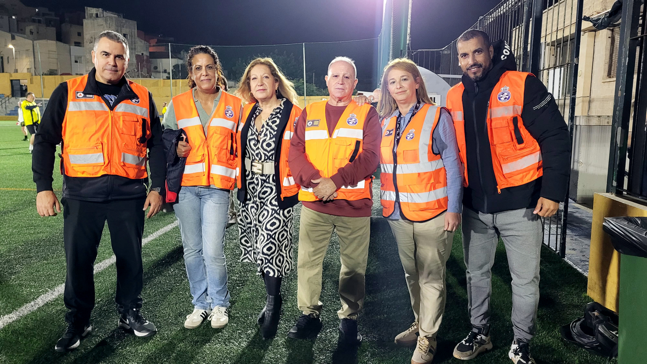 Voluntarios de Protecci&oacute;n Civil en el evento solidario de los Veteranos del f&uacute;tbol de Ceuta 