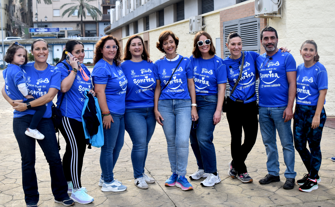 La directora de 'La Inmaculada', en el centro, junto a parte del equipo docente del centro escolar / Rafa B&aacute;ez