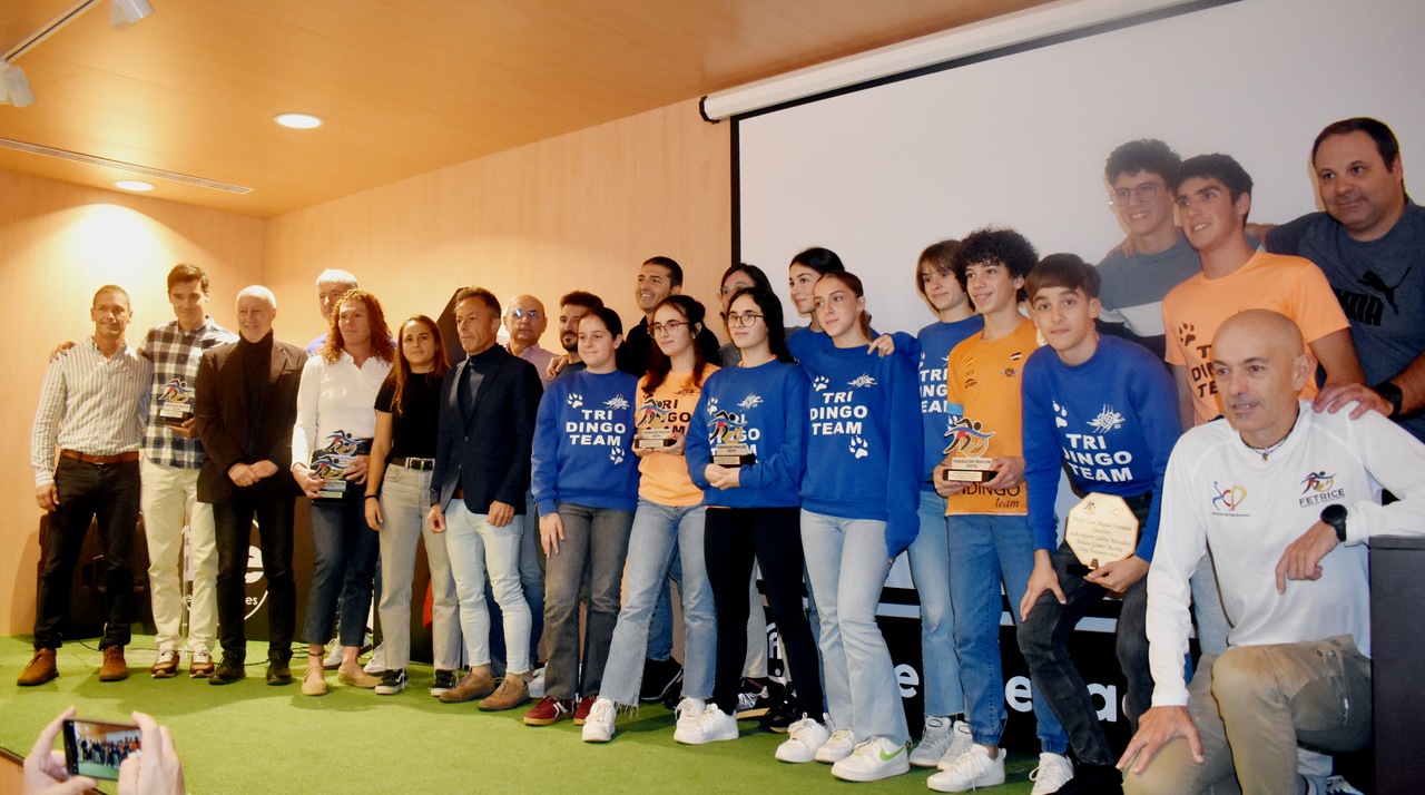 La Federaci&oacute;n de Triatl&oacute;n de Ceuta premia a los grandes triunfadores del a&ntilde;o 