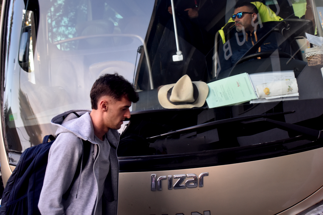 Jugadores de la AD Ceuta FC llegando al Murube en la previa de la Copa del Rey (20)