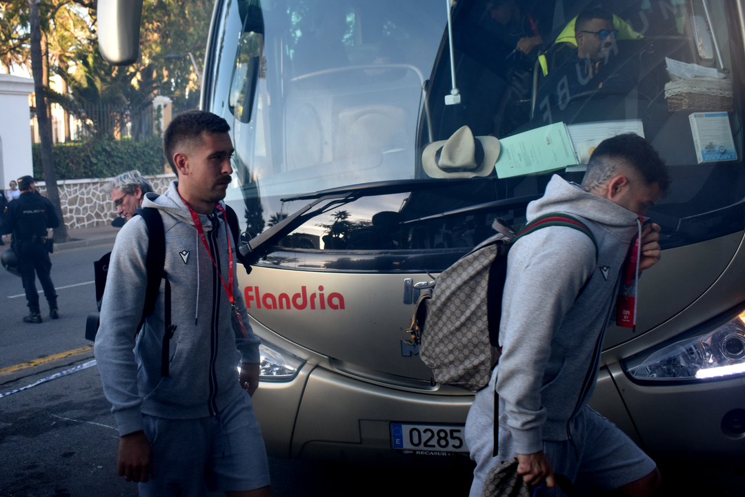 Jugadores del Osasuna llegando al Murube 