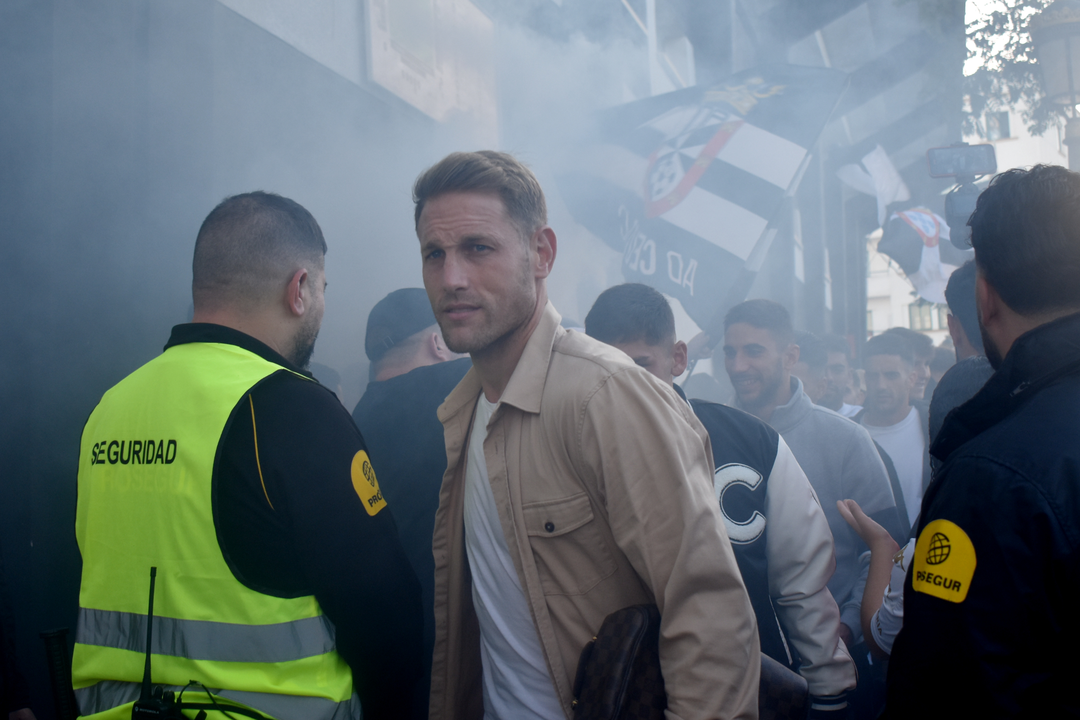 Jugadores de la AD Ceuta FC llegando al Murube en la previa de la Copa del Rey (12)