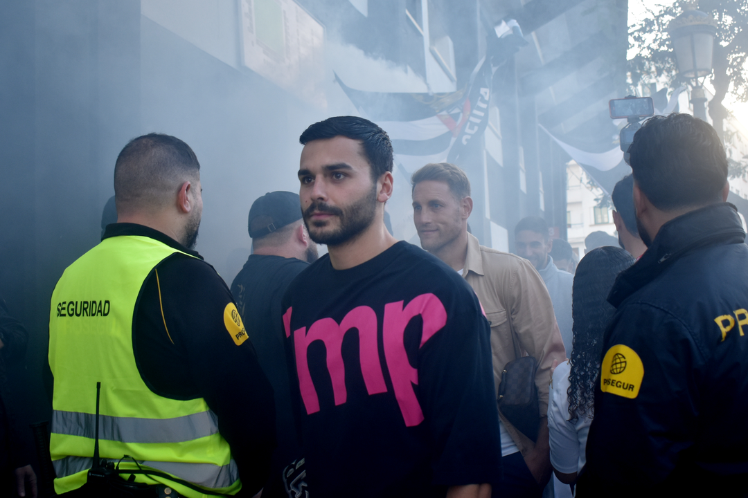 Jugadores de la AD Ceuta FC llegando al Murube en la previa de la Copa del Rey (11)