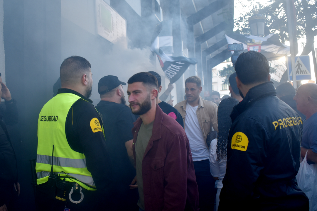 Jugadores de la AD Ceuta FC llegando al Murube en la previa de la Copa del Rey (10)