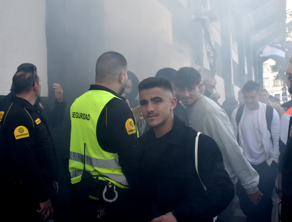 Jugadores de la AD Ceuta FC llegando al Murube en la previa de la Copa del Rey (7)