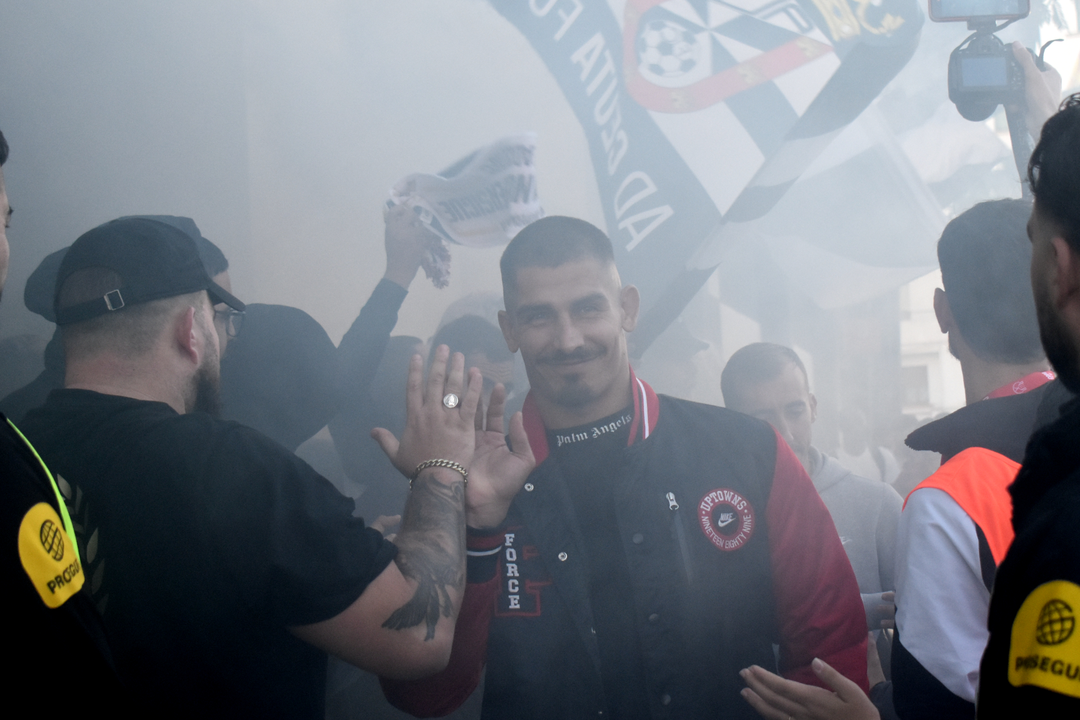 Jugadores de la AD Ceuta FC llegando al Murube en la previa de la Copa del Rey (2)