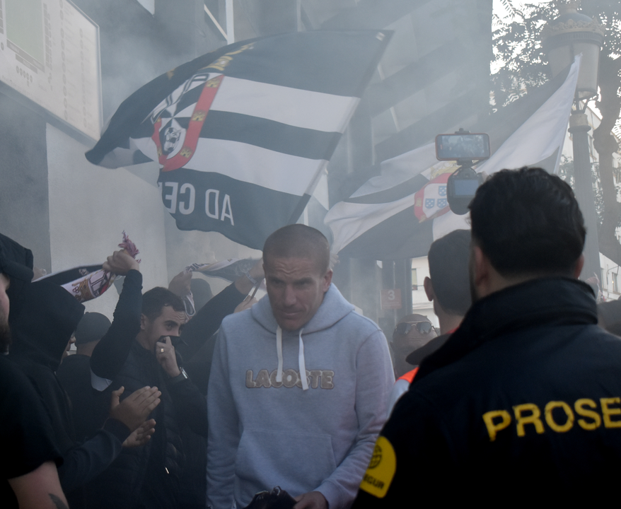 Jugadores de la AD Ceuta FC llegando al Murube en la previa de la Copa del Rey
