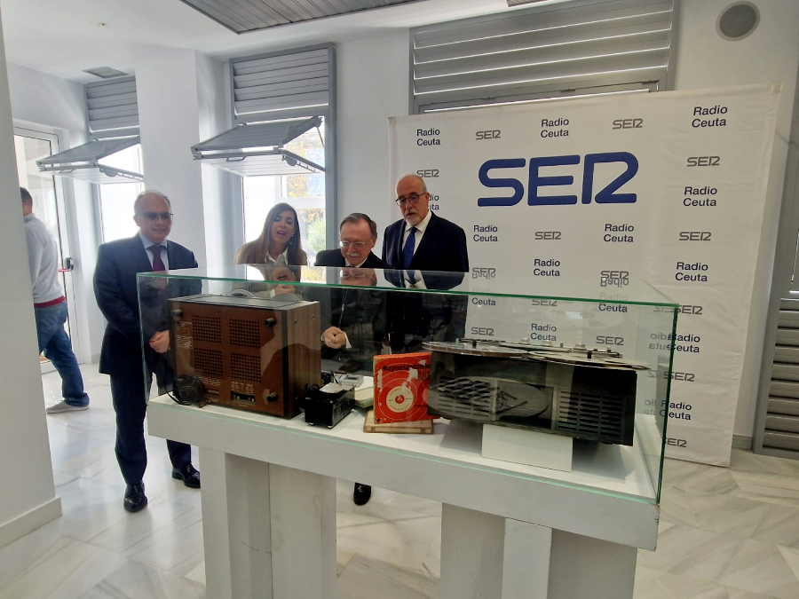 Exposici&oacute;n con motivo del 90 aniversario de Radio Ceuta (1)