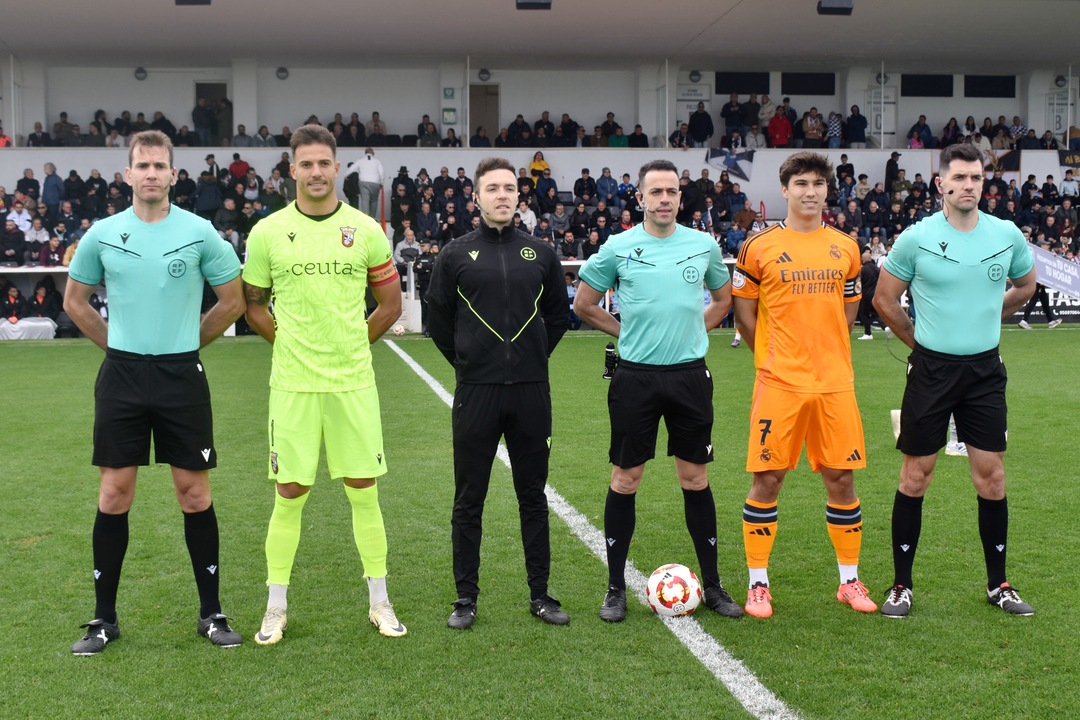 Capitanes de ambos conjuntos junto a los colegiados 