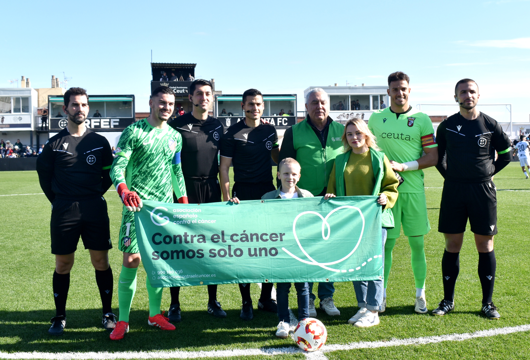 Capitanes junto a la AECC