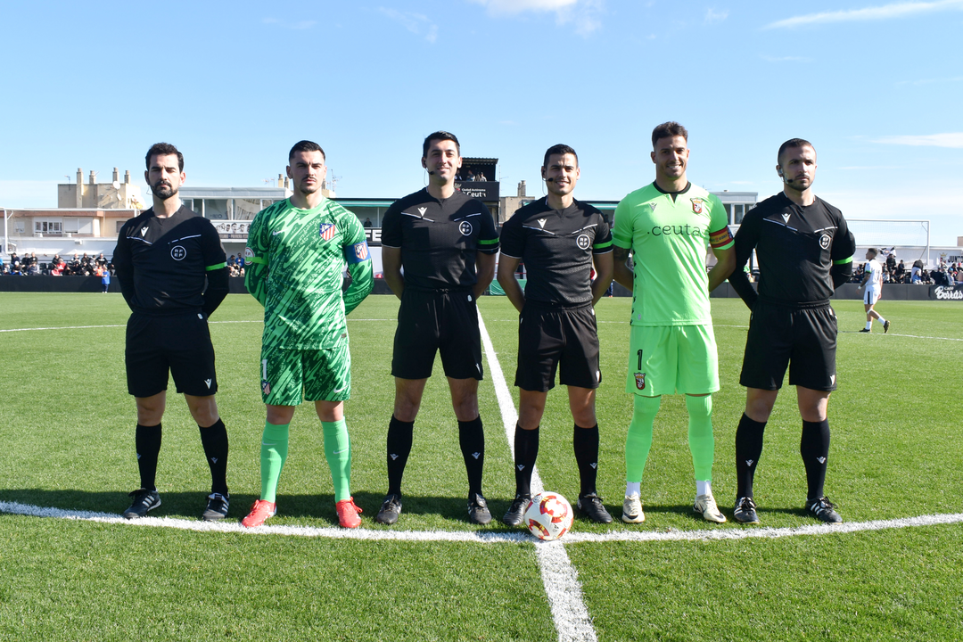 Capitanes junto al cuarteto arbitral 