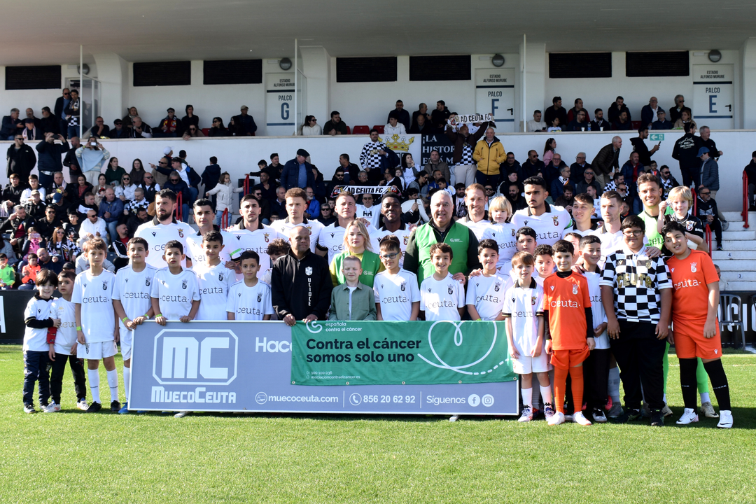 La AD Ceuta FC junto a los m&aacute;s peque&ntilde;os de la familia y la AECC