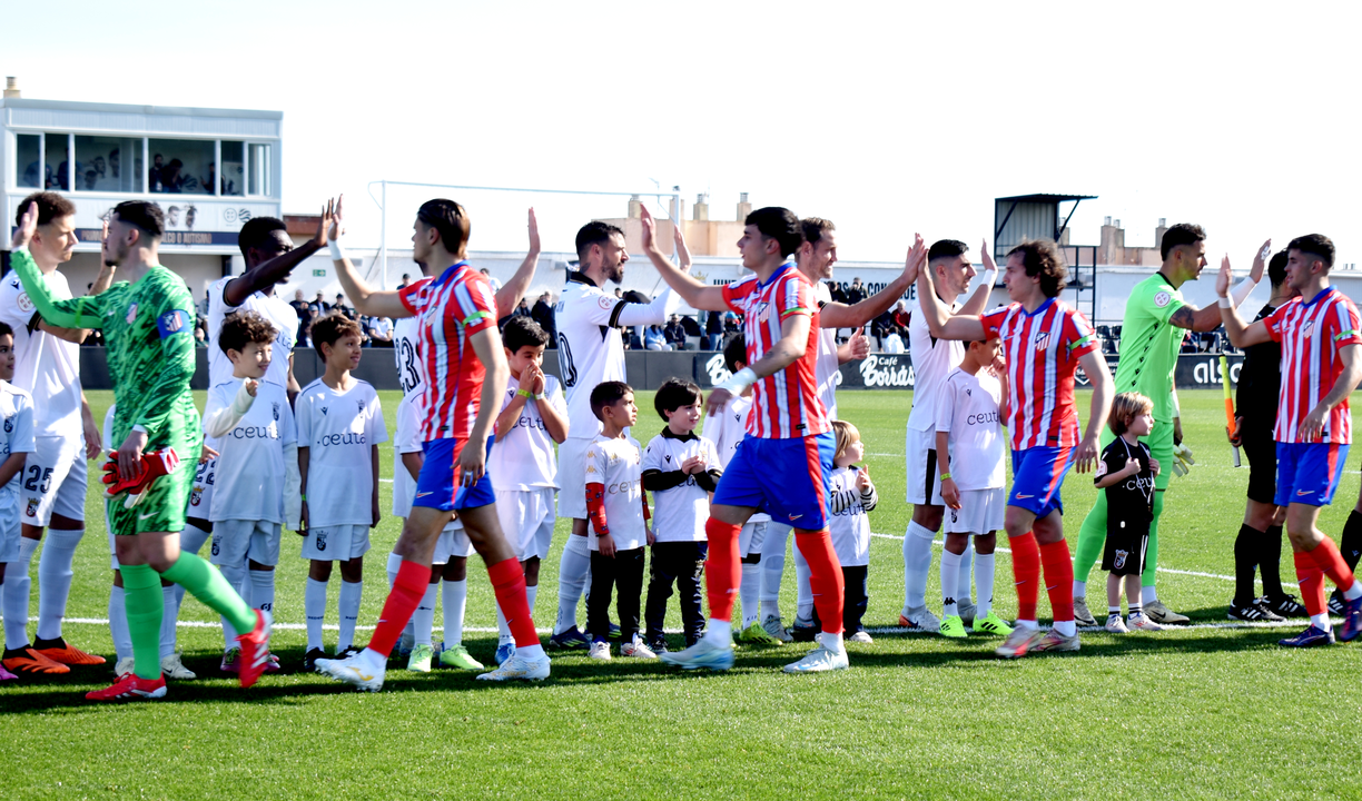 Saludo entre los futbolistas de la AD Ceuta FC y el filial del Atl&eacute;tico de Madrid 