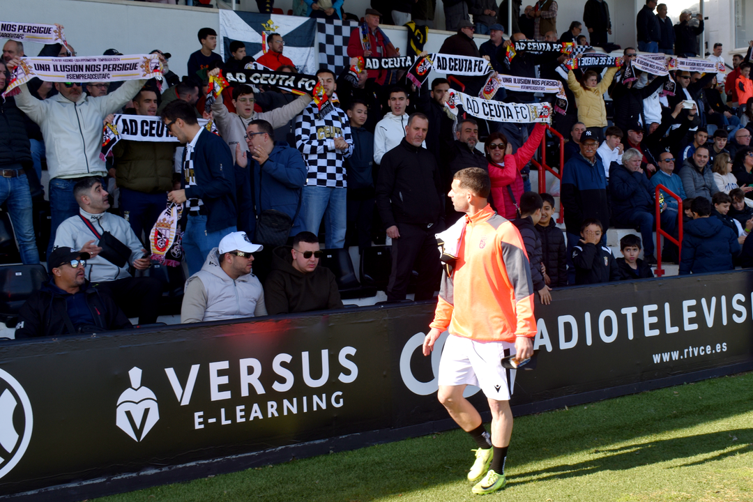 La afici&oacute;n caballa disfruta del triunfo de la AD Ceuta FC (8)