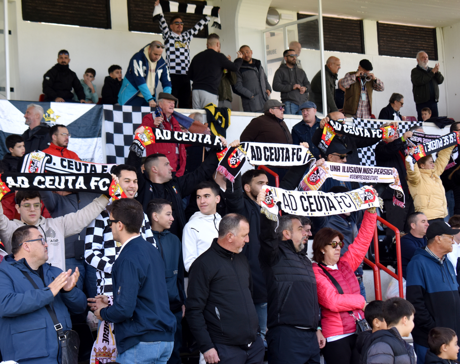 La afici&oacute;n caballa disfruta del triunfo de la AD Ceuta FC (6)
