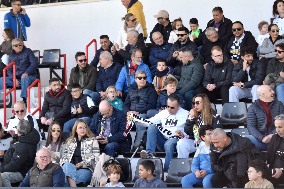 La afici&oacute;n caballa disfruta del triunfo de la AD Ceuta FC (4)