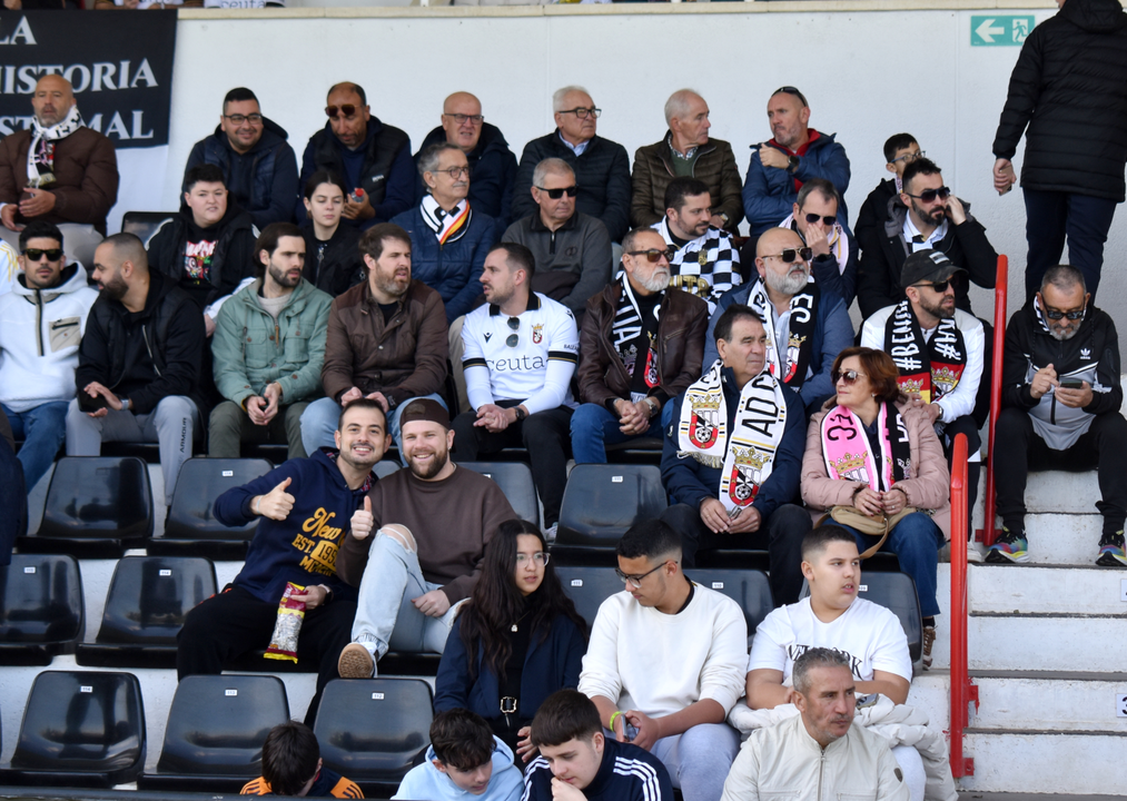 La afici&oacute;n caballa disfruta del triunfo de la AD Ceuta FC (3)