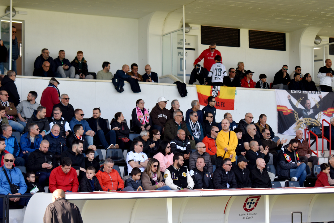 La afici&oacute;n caballa disfruta del triunfo de la AD Ceuta FC (1)