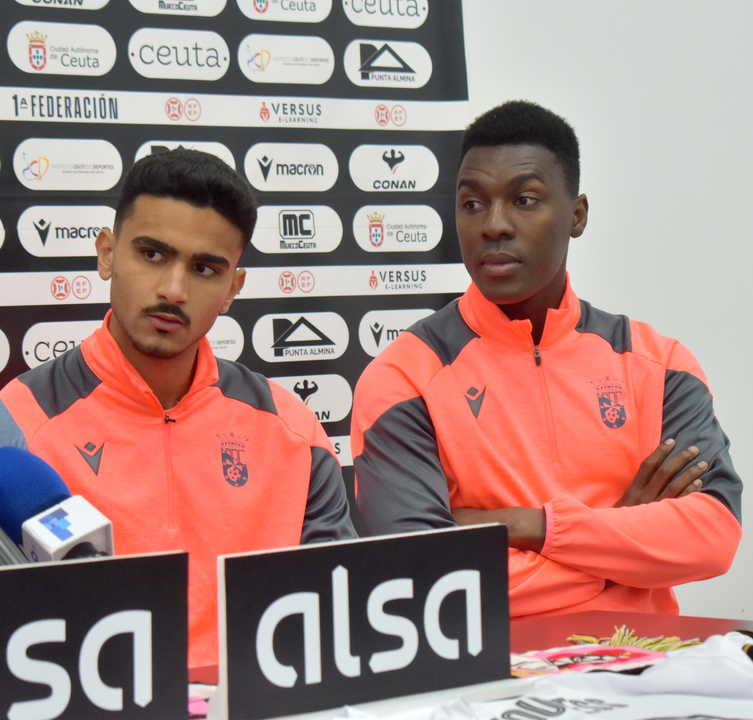 Kon&eacute; junto a Youness en la antigua sala de prensa del Alfonso Murube. Rafa B&aacute;ez