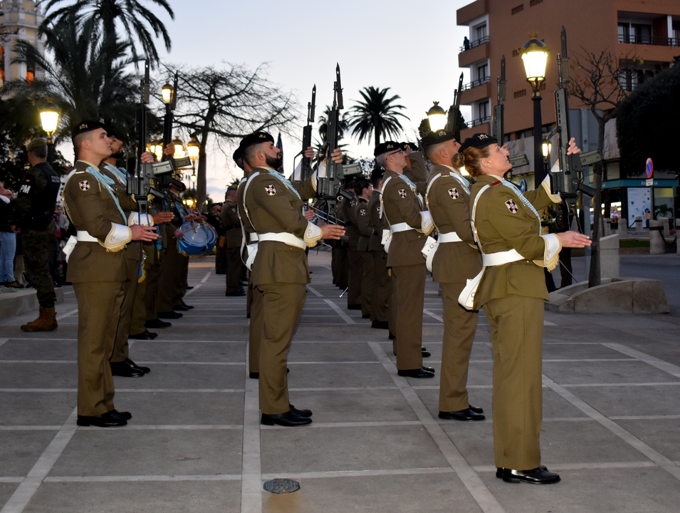 Arriado de Bandera protagonizado por el Regimiento de Caballer&iacute;a Montesa 3 (19)