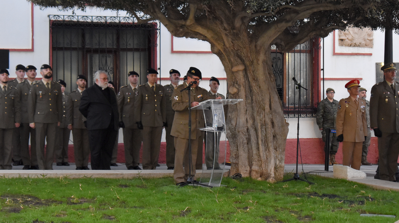 Arriado de Bandera protagonizado por el Regimiento de Caballer&iacute;a Montesa 3 (16)