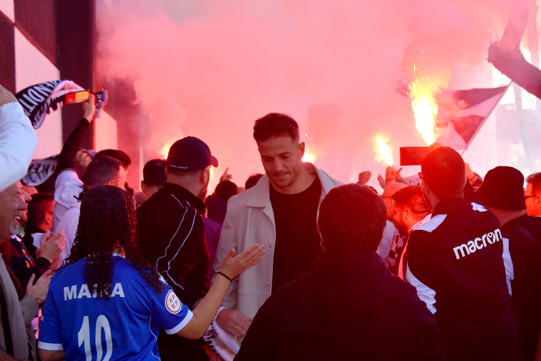 Recibimiento de la afici&oacute;n caballa a la AD Ceuta FC. Foto: Rafa B&aacute;ez