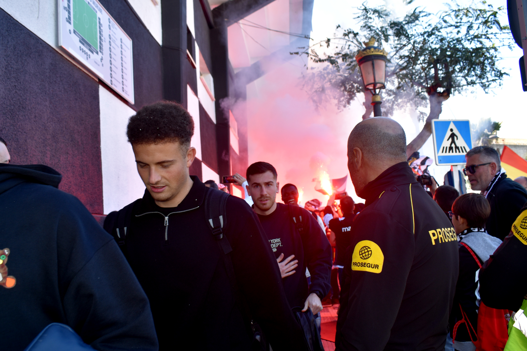 Recibimiento de la afici&oacute;n caballa a la AD Ceuta FC (9)