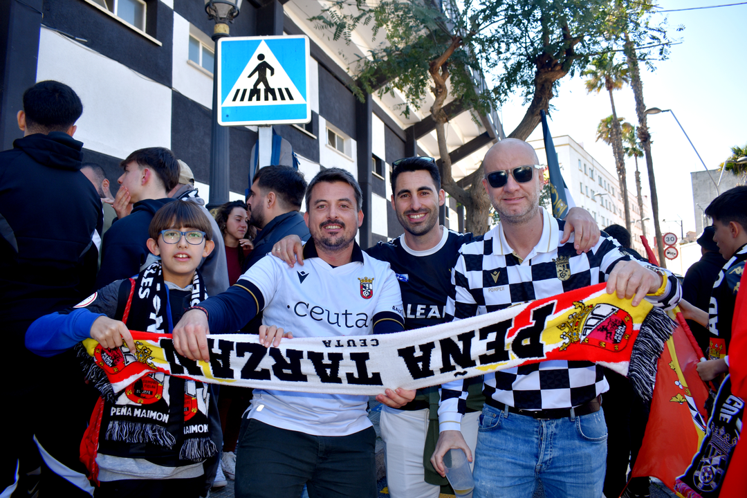 Aficionados de la AD Ceuta FC en el Alfonso Murube