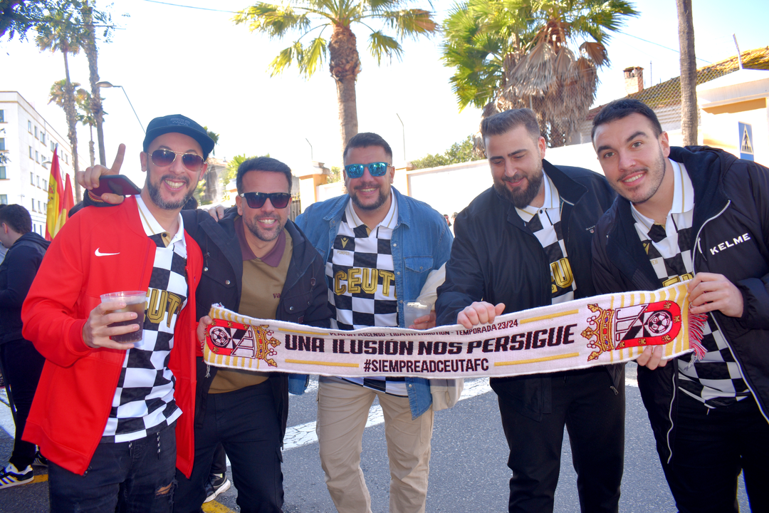 Recibimiento de la afici&oacute;n caballa a la AD Ceuta FC