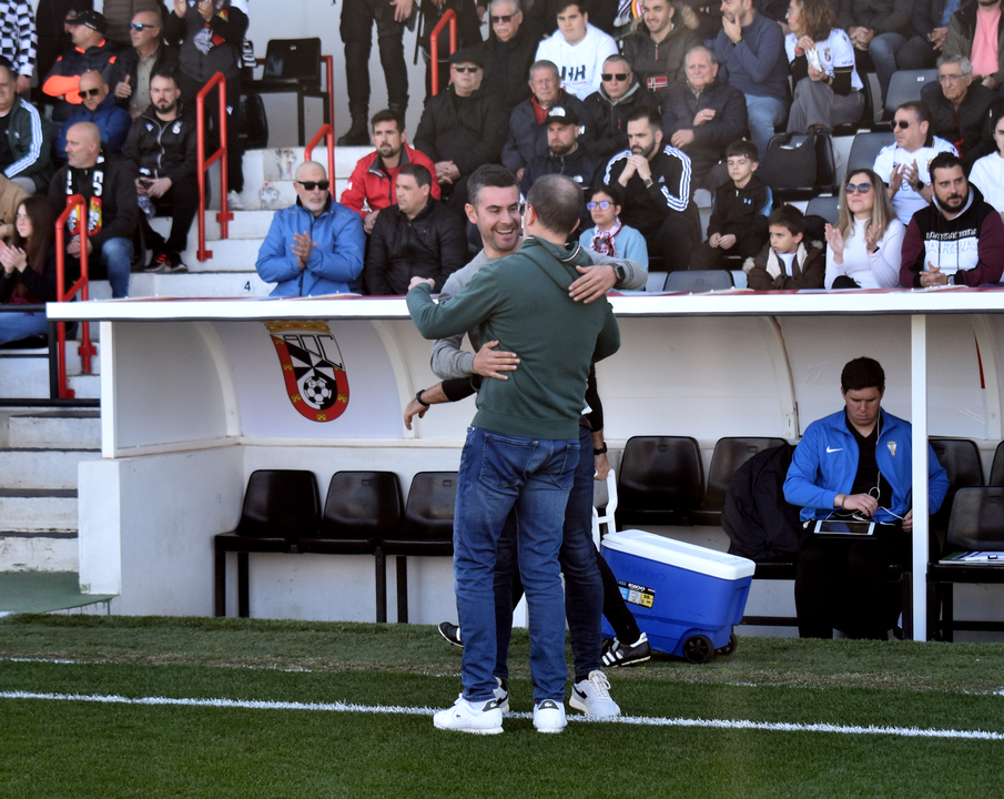 Fran Justo saluda a Jos&eacute; Juan Romero. Foto: Rafa B&aacute;ez